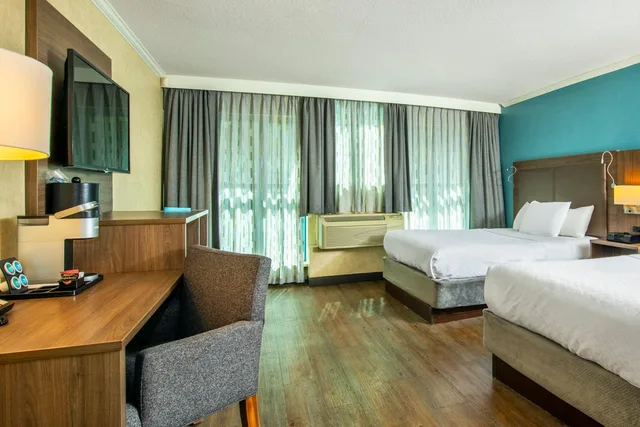 غرفة رباعية بسريرين كوين، Grand Park Hotel & Suites Downtown Vancouver, Ascend Hotel Collection 4/7