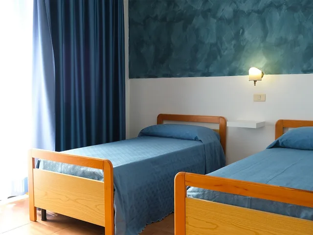 غرفة قياسية رباعية بسرير مزدوج وسريرين منفصلين بغرفة نوم واحدة، Hotel Timiama 6/10
