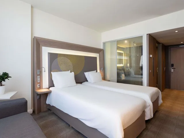 غرفة سوبيريور بسريرين منفصلين مع أريكة، NOVOTEL SOFIA 2/6