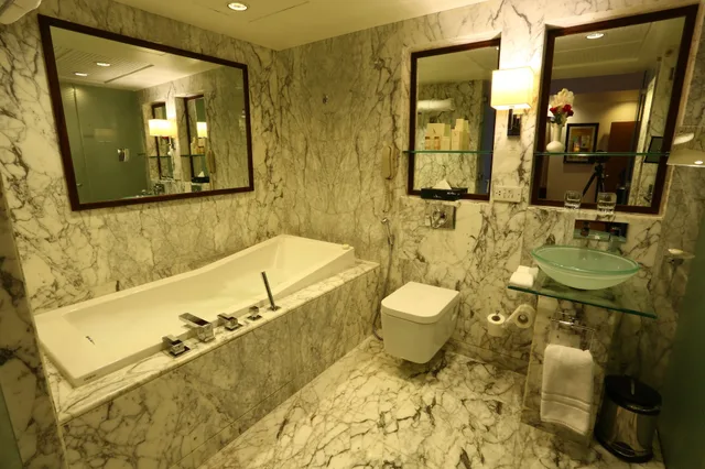 1 Bedroom, Executive, Suite, King Bed, Bathtub, Avari Towers 4/5
