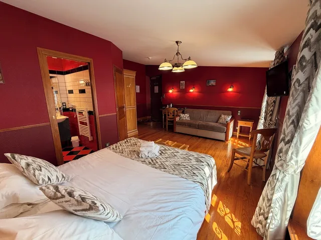غرفة رباعية بسريرين مزدوجين بإطلالة على الفناء، Hotel De Calais 5/10