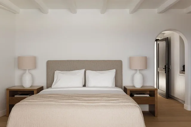 جناح سيغنتشر بسرير كينج بإطلالة على البحر مع أريكة، NERO Light-Filled Suites 1/4