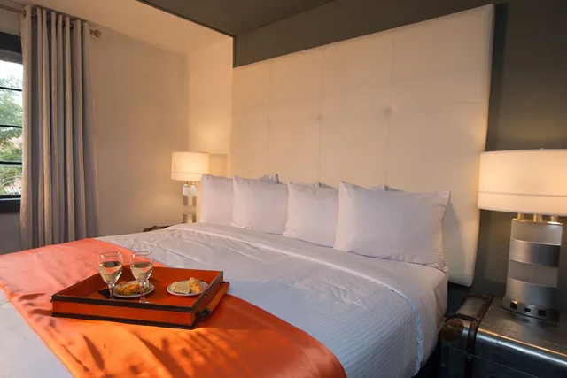 غرفة قياسية بسرير كينج، Avalon Hotel Downtown St Petersburg 4/6