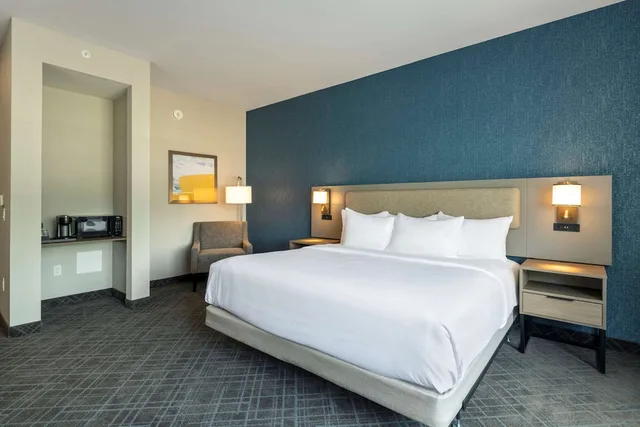 غرفة بسرير كينج لذوي الإعاقة، Comfort Inn and Suites Kingston ON 1/3