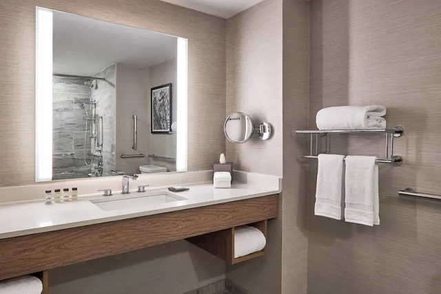 غرفة تقليدية بسرير كوين لذوي الإعاقة، Sheraton Richmond Airport Hotel 6/7