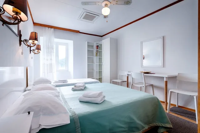 غرفة ثلاثية بثلاثة أسرّة، Mira Seafront Guesthouse 2/5
