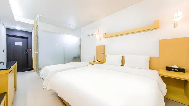 غرفة قياسية بسريرين منفصلين وسرير مزدوج وسرير فردي، Hotel Airstay 2/2