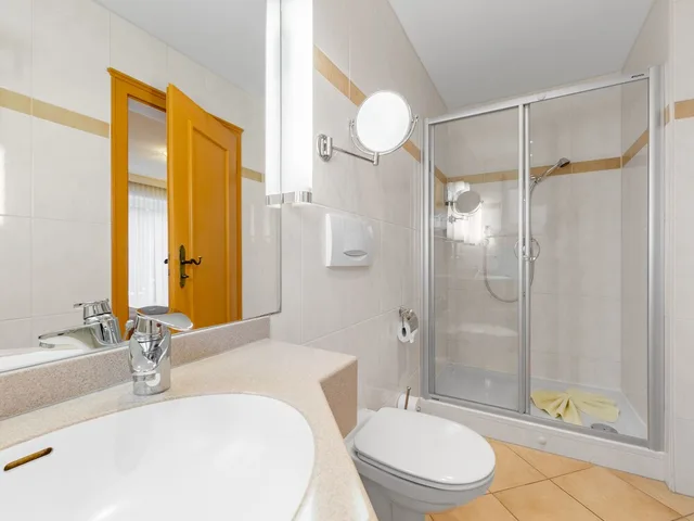 غرفة رباعية بسرير كوين بشرفة مع أريكة، Landhotel Gabriele 7/9