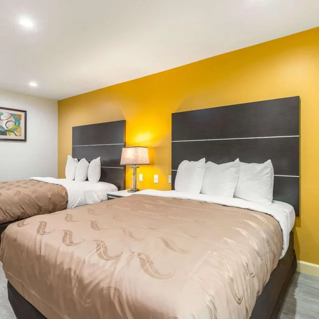 جناح بسريرين كوين لذوي الإعاقة، Quality Inn Banning I-10 4/8