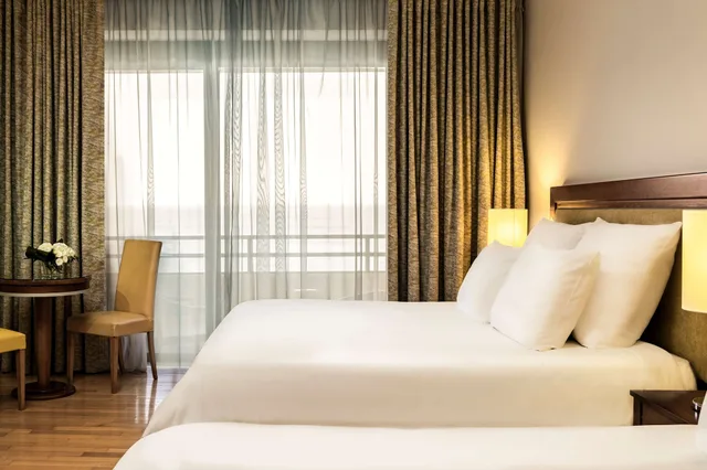 غرفة عائلية بسريرين كينج بشرفة، Radisson Blu Resort Malta St Julians 4/5