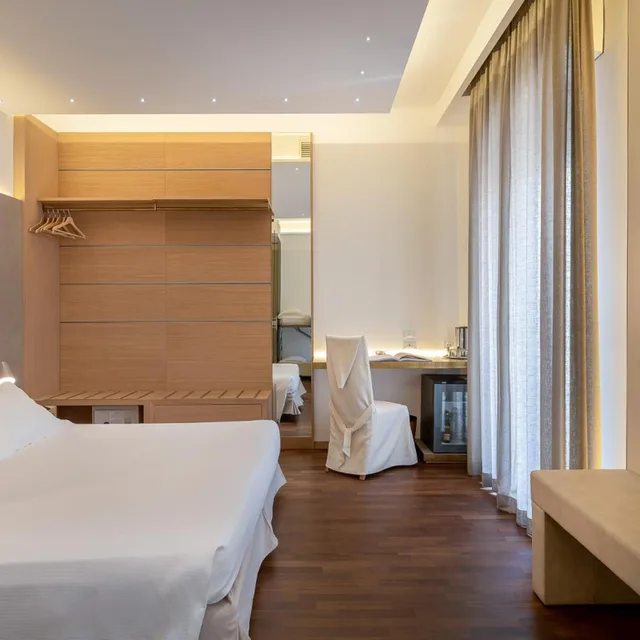 جناح جونيور، Hotel Polo 2/10