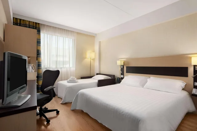 غرفة بسرير كينج مع أريكة، Hilton Garden Inn Rome Airport 2/2