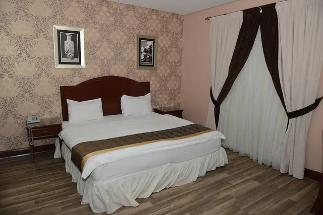 Family Suite, King and Twin Beds, Plaza Athenee Hotel 4/10