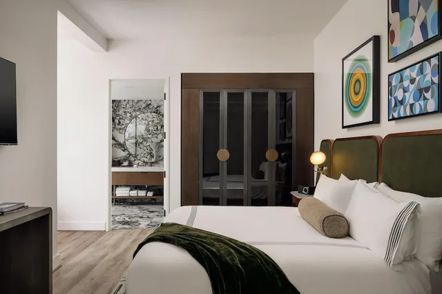 Sky, King Bed، Thompson Houston, by Hyatt 1/2
