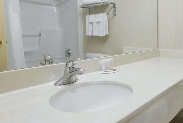 غرفة بسريرين مزدوجين، Howard Johnson by Wyndham Toronto Downtown West 4/4