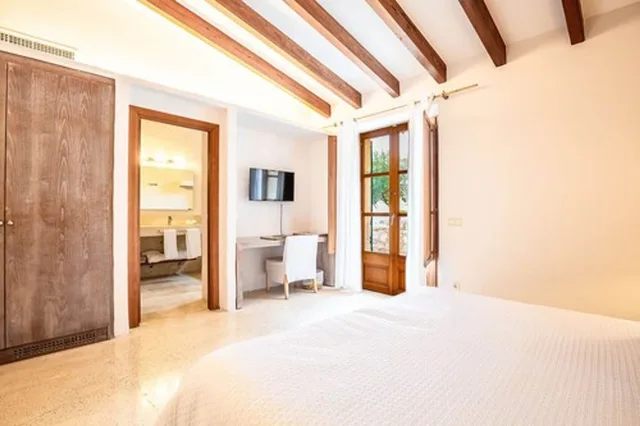 Room, Queen Bed, Terrace, Romantik Hotel Cases de Son Barbassa 2/5