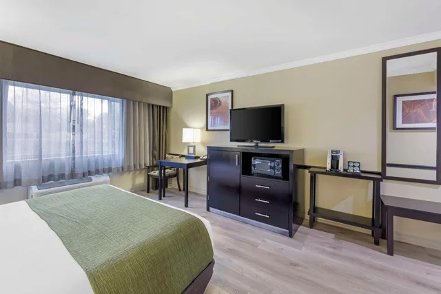 Room, King Bed, Bathtub, Accessible, Best Western Canoga Park Motor Inn 3/5