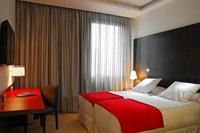 غرفة بسرير مزدوج وسرير فردي مع سرير إضافي، Grupotel Gran Via 678 Hotel 2/4