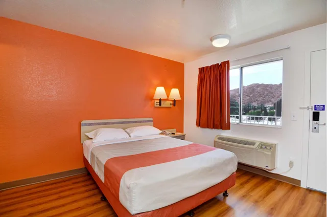 غرفة بسرير مزدوج لذوي الإعاقة، Motel6 Twentynine Palms, CA 3/8