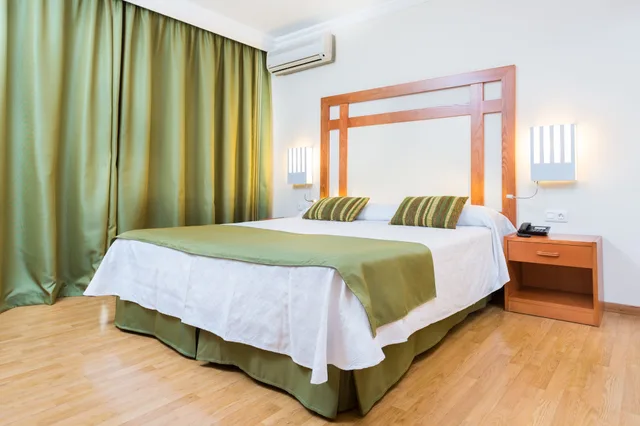 غرفة كومفورت ثلاثية، Hotel Colon Rambla 2/10