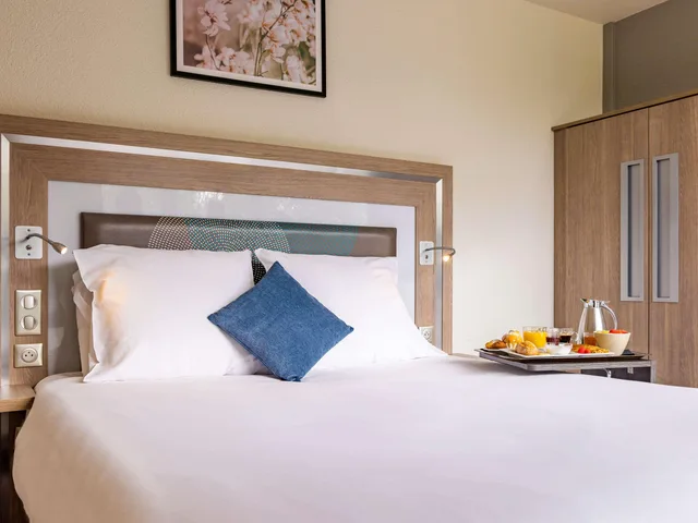 غرفة تنفيذية بسرير مزدوج بشرفة، Novotel Senart Golf de Greenparc 3/9