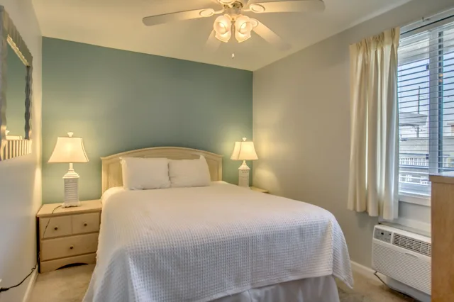 غرفة بسرير كوين بغرفتي نوم مع أريكة، Beachcomber Resort 10/10