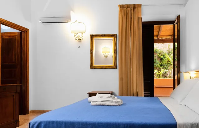 Deluxe, Quadruple, Double and Twin Beds, Castle View, Patio, Hotel Villa de Pasquale 3/6