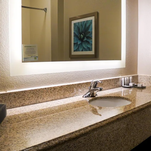 غرفة تنفيذية بسرير كينج، La Quinta Inn and Suites Phoenix I-10 West 8/8