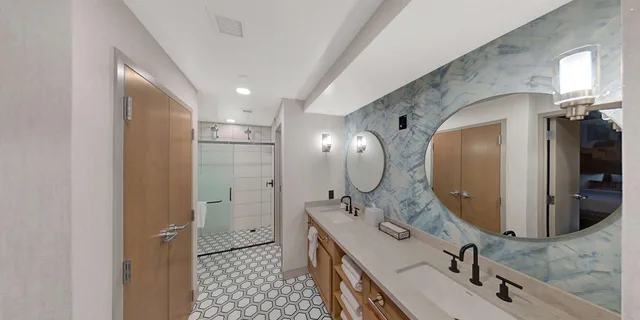 جناح بسرير كينج بغرفة نوم واحدة بإطلالة مع أريكة، Hilton Garden Inn Toledo Downtown OH 4/4