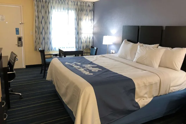غرفة بسرير كينج لذوي الإعاقة، Days Inn by Wyndham Charles Town/Harpers Ferry 1/10