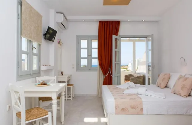 غرفة بسرير مزدوج بإطلالة على البحر، Sun and Moon Villas and Suites 2/2