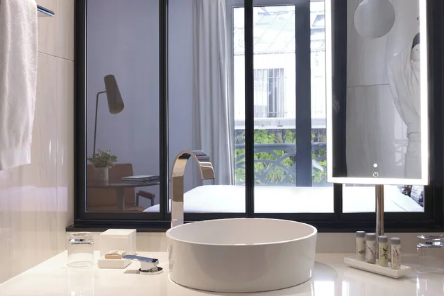 غرفة عائلية بسرير مزدوج وسريرين منفصلين، Renaissance Paris Republique Hotel 10/10