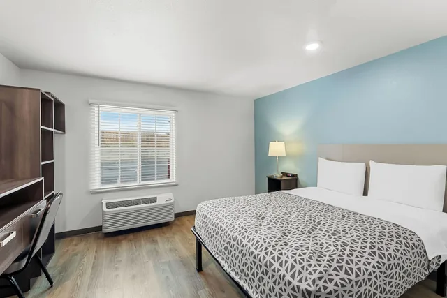 Room, Queen Bed, Bathtub, Accessible, WoodSpring Suites Austin North I-35 1/5