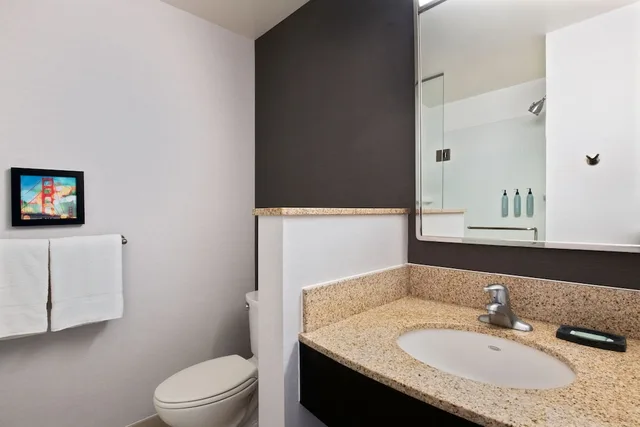 غرفة قياسية بسرير كينج مع أريكة لذوي الإعاقة، Courtyard by Marriott San Jose North/Silicon Valley 2/3