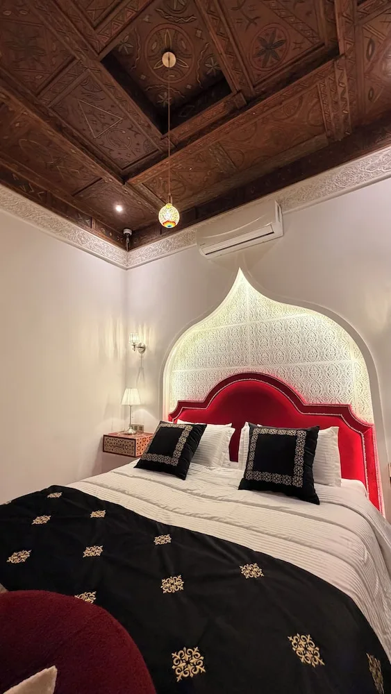جناح ديلوكس بسرير كينج بإطلالة على الفناء بغرفة نوم واحدة، Riad Fes Palais Bab Sahra & Cooking Workshops 2/9