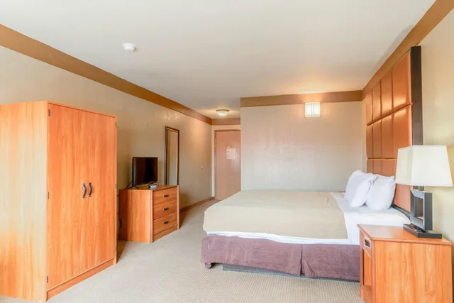غرفة بسرير كينج لذوي الإعاقة، Days Inn & Suites by Wyndham Beeville 2/7