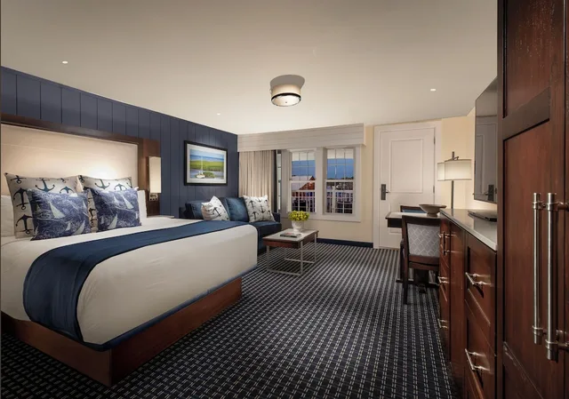 غرفة بريميوم بسرير كينج بإطلالة على المسبح مع أريكة، Hyannis Harbor Hotel 1/2