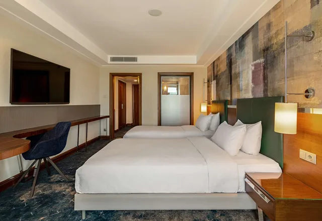 غرفة بسريرين منفصلين بإطلالة على البحيرة، Doubletree By Hilton Hotel Van 1/6
