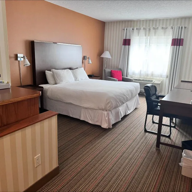 Room, King Bed, Accessible, Four Points By Sheraton Prince George 3/7