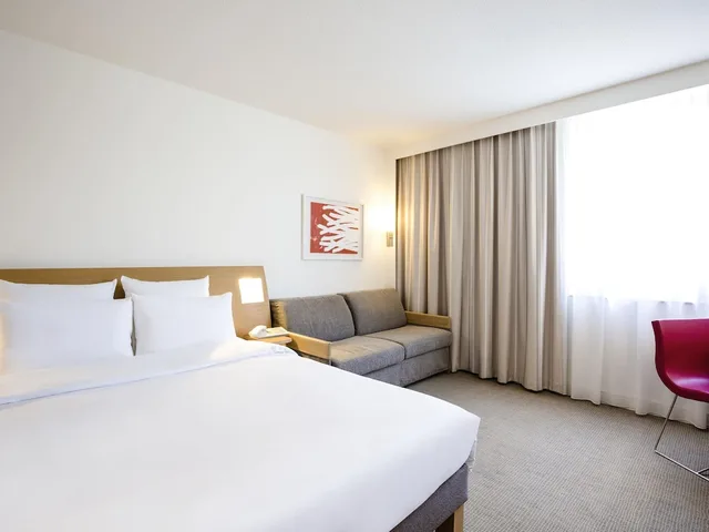غرفة قياسية بسرير كوين مع أريكة، Novotel Sheffield Centre 1/3