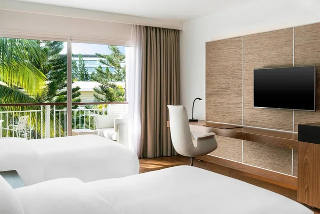 غرفة بسريرين منفصلين بإطلالة على الحديقة بشرفة، Le Meridien Noumea Resort Spa 2/4