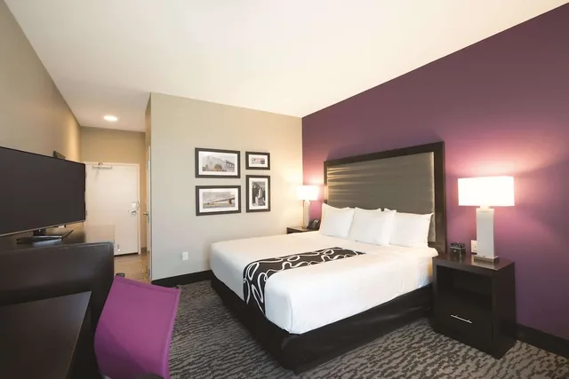 Room, King Bed, La Quinta Inn & Suites by Wyndham Memphis Downtown 2/3
