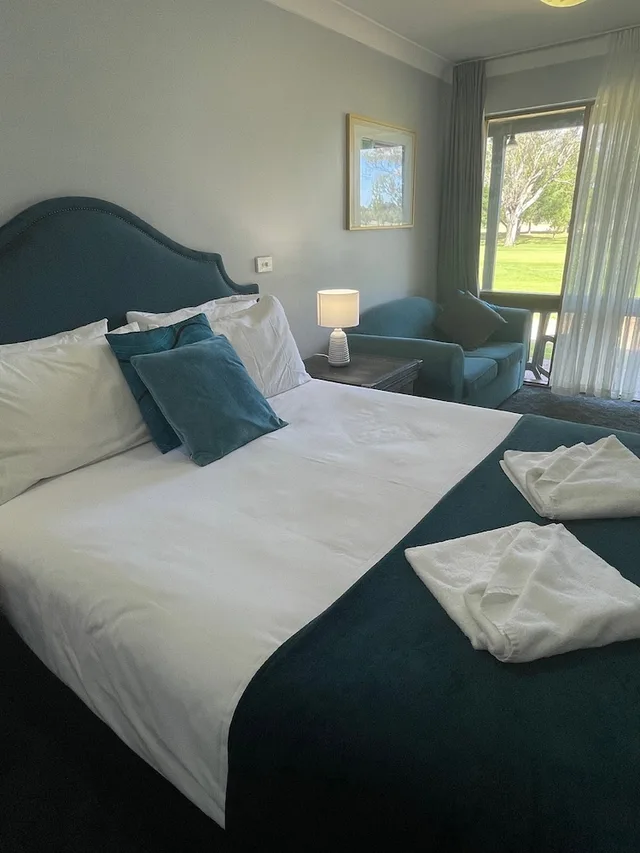 Deluxe, Queen Bed, Golf Course View، Town &amp; Country Motor Inn Forbes 1/2