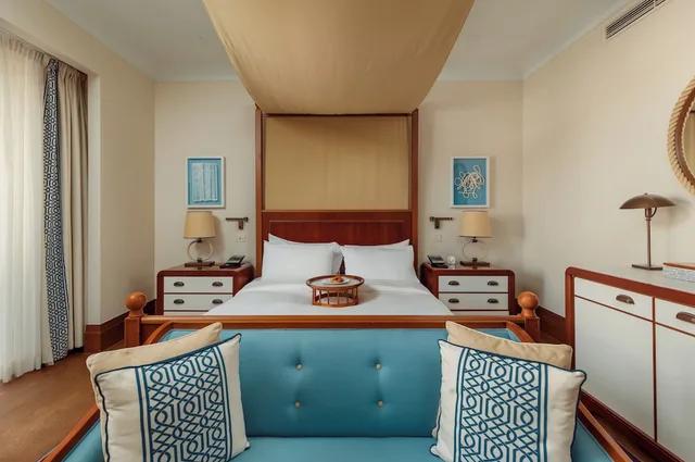 غرفة بريميوم بسرير كينج بإطلالة جزئية على البحر، The Quince Hotel, Porto Montenegro 2/2
