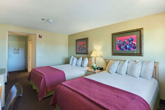 غرفة قياسية بسريرين كوين، Oxnard Inn Lancaster, CA 1/4