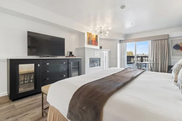غرفة بسرير كينج بشرفة لذوي الإعاقة، Ascot Suites Morro Bay 1/6