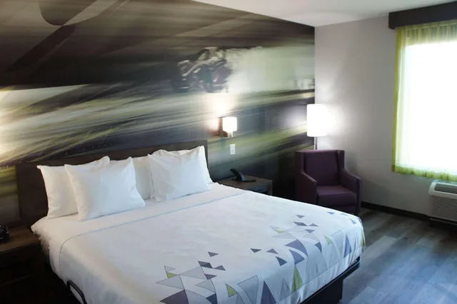 غرفة قياسية بسرير كينج، La Quinta Inn and Suites by Wyndham Braselton 1/1