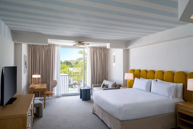 غرفة بسرير مزدوج بإطلالة على الحديقة لذوي الإعاقة، Renaissance Orlando Resort - Disney Springs Area 2/4