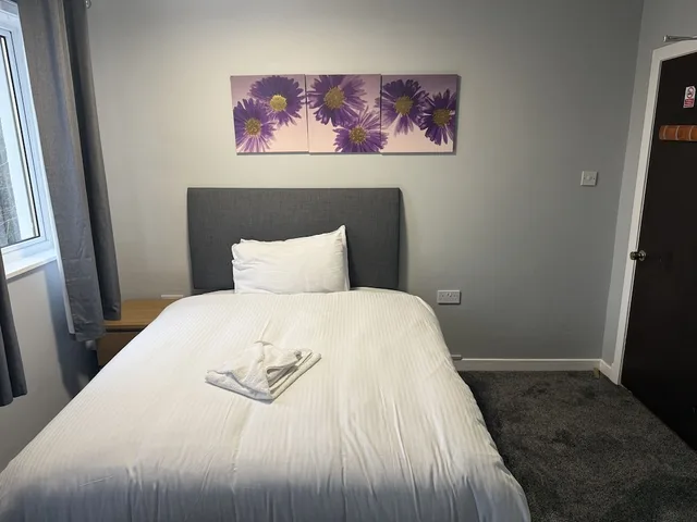 غرفة قياسية مفردة، The County Hotel 6/8