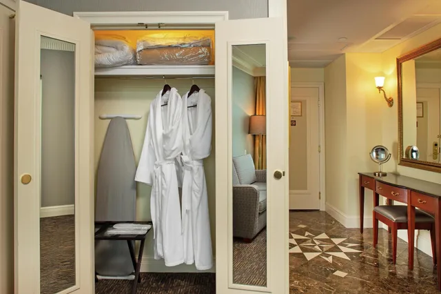 جناح مع دخول صالة النادي، Hilton Lac Leamy 3/3